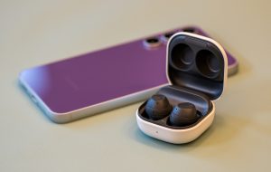 دانگ Galaxy Buds Samsung 'Fan Edition' Galaxy Juds فقط 35 ٪ ارزان تر در طول فروش روز یادبود آمازون دریافت کرد